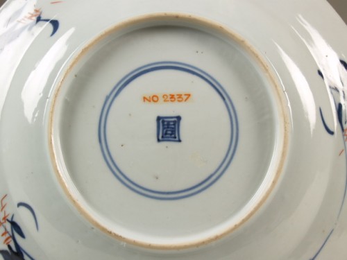 Bord met polychroom decor van vogel op rots in Chinese imaristijl