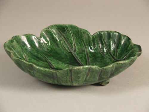 Schaaltje in de vorm van een blad en bedekt met groen glazuur