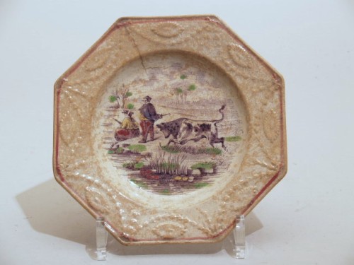 Bord met polychroom decor van stier die mensen belaagt