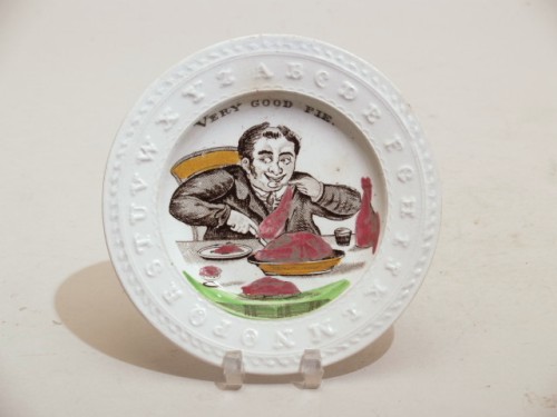 Bord met polychroom decor van schransende man en opschrift Very Good Pie