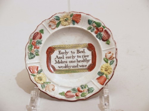 Bord met polychroom spreukdecor