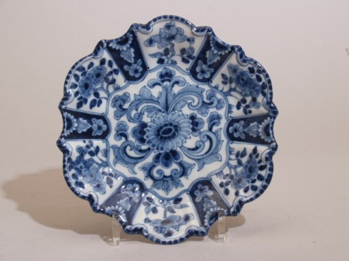Bord met bloemdecor in blauwwit