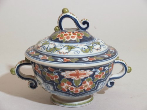 Kom met deksel en polychroom decor van bloem- en bladranken