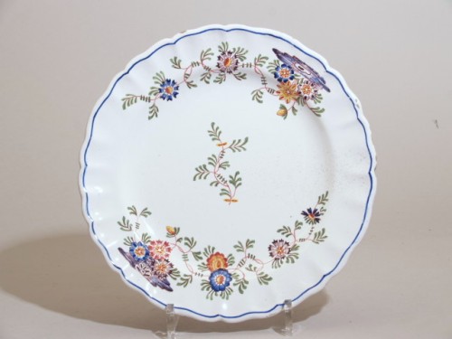 Bord met polychroom bloemdecor