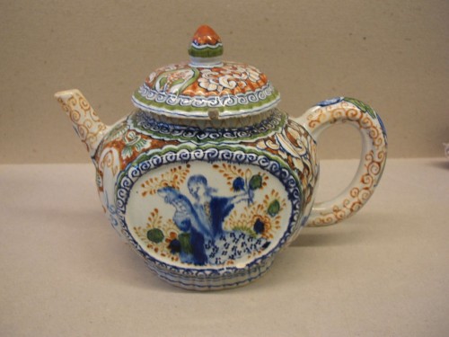 Theepot met ornamentaal-floraal decor