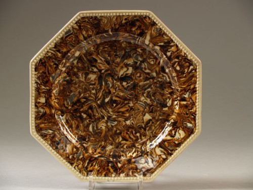 Bord met gemarmerd decor