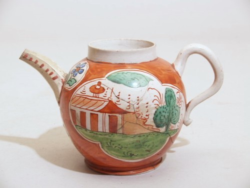 Theepot met polychroom decor van chinoiserie landschap