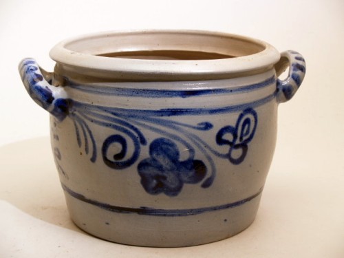 Pot met 2 oren en decor an bloemranken in blauw op grijs fond