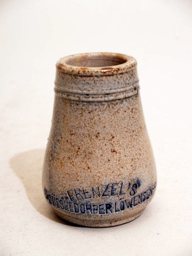 Mosterdpot met opschrift Düsseldorfer Löwensenf, grijs