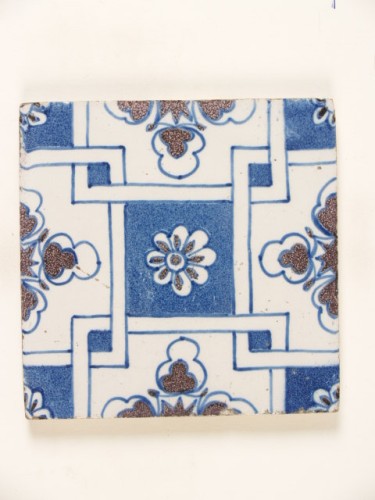 Tegel met een ornamentdecor in blauw en paars