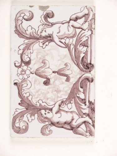 Tegel, onderdeel van tegelpilaster met een paars decor