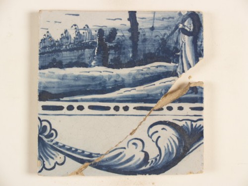 Tableautegel, onderdeel van tegeltableau, incompleet, met een blauwwit decor van een kustlandschap