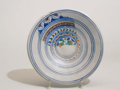 Bord, wandscherf, met polychroom ornamentdecor