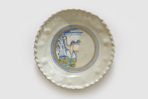 Bord, wandscherf, met polychroom decor van kameel