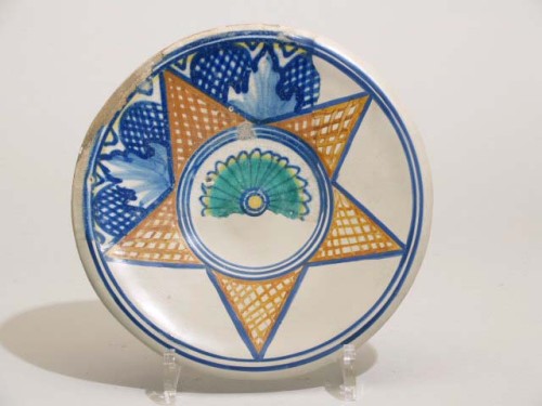Bord, wandscherf, met polychroom decor van sterornament