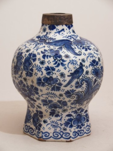 Vaas met blauwwit decor van strooibloemen