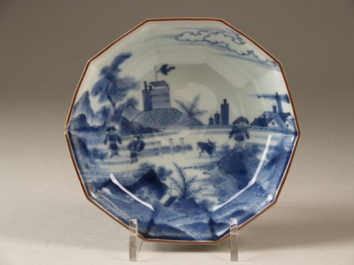 Bakje met decor van duinlandschap met figuren; kakiemon