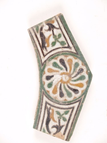 Tegel uit putrand met een polychroom ornamentdecor. 2 van 8