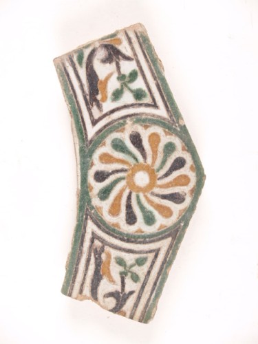 Tegel uit putrand met een polychroom ornamentdecor. 6 van 8