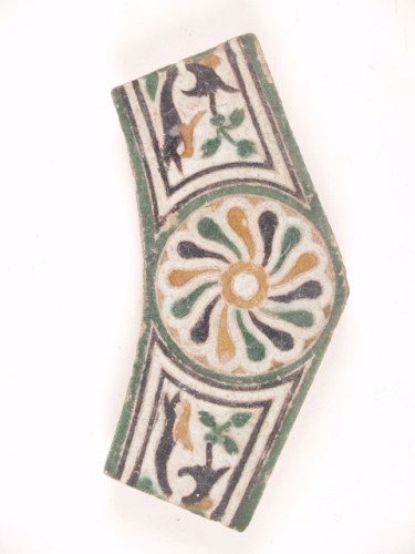 Tegel uit putrand met een polychroom ornamentdecor. 7 van 8