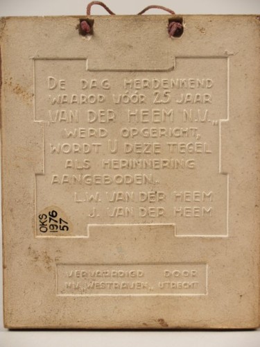 Herdenkingstegel met decor van man met zwaan voor fabriekscomplex en tekst 1926-1951