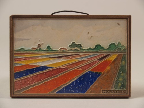 Siertegel, model 409, met decor van bollenvelden en molen en tekst Holland