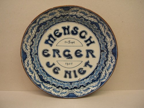 Schotel met ornamentaal decor en spreuk
