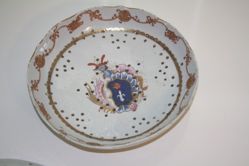 Porseleinen bord mazarin, uit het wapenservies van Eyso de Wendt