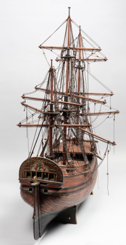 Model van een driemast galjoot of bootschip met het wapen van Hindeloopen.