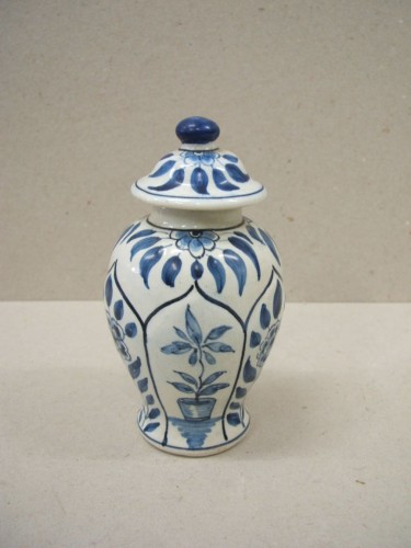 Pot met ornamentaal-floraal decor