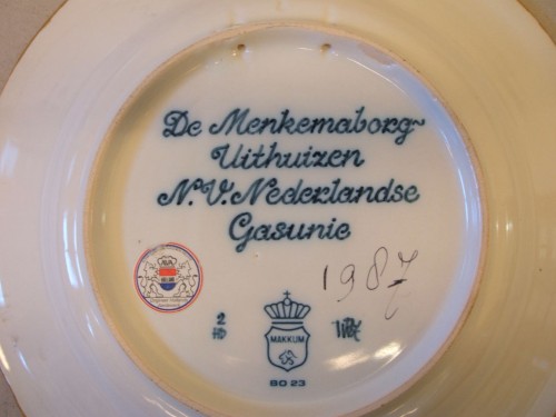 Bord met afbeelding van de Menkemaborg te Uithuizen