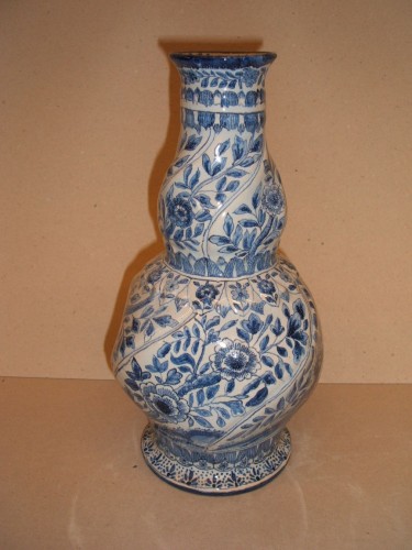 Fles met ornamentaal-floraal decor