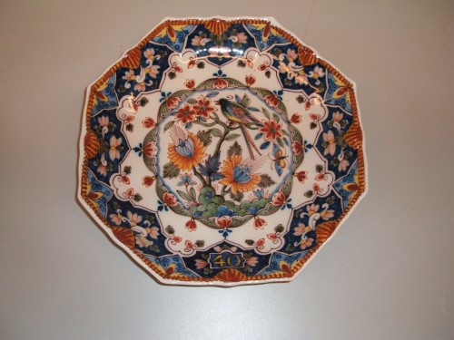 Achtkantige schaal met vogel op een tak met bloemen