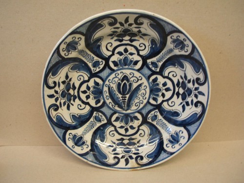 Schotel met ornamentaal decor
