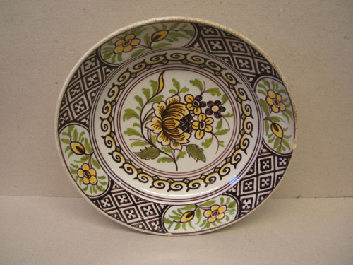 Bord met ornamentaal-floraal decor