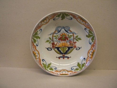 Bord met ornamentaal-floraal decor