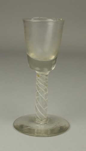 Glas op voet met steel met wit spiraal