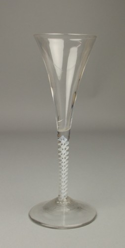 Slingerglas op voet met in steel witte spiraal