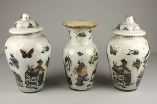 Schoorsteenstel, bestaande uit twee potten en een vaas, met decor van Oosterse figuren