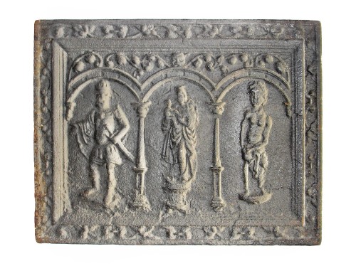 Haardplaat met reliëfdecor van drie zuilen met 3 figuren, waaronder Maria met kind