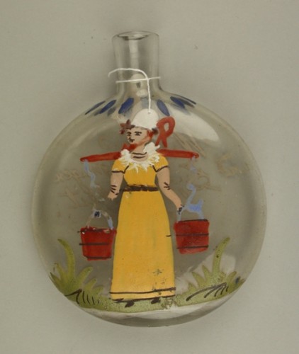 Fles met decor van vrouw met juk en twee emmers