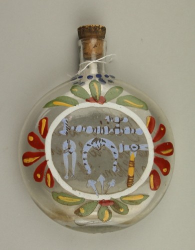 Fles met decor van smidsgereedschap