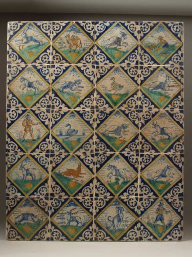 Tegelveld van twintig tegels met verschillende polychrome voorstellingen
