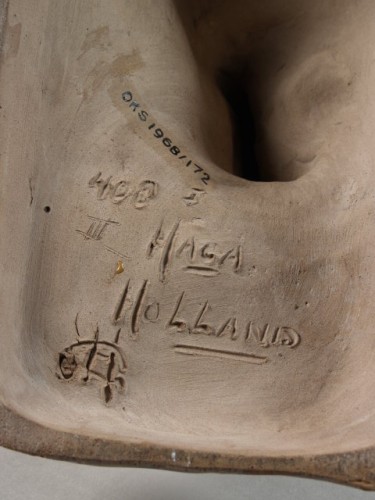 Dierfiguur voorstellende leeuwin met welp in muil