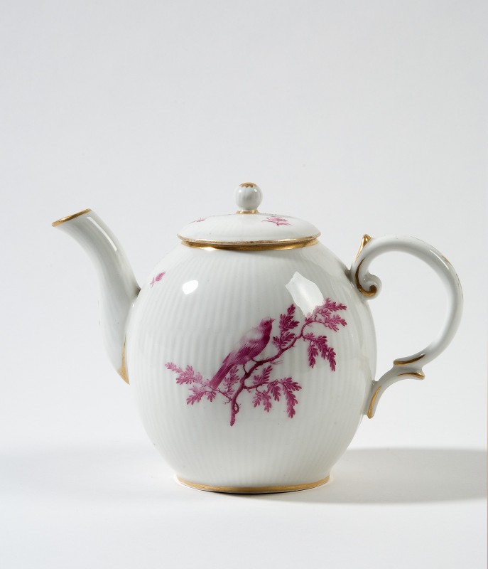 Theepot met bietenrood decor van vogel op tak
