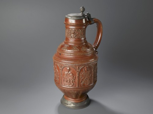 Keurvorstenkruik met cilindervormige buik en hals, portretten en wapens van zeven keurvorsten