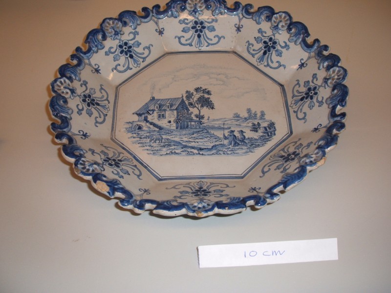 Achtkantige schaal met landschapsdecor