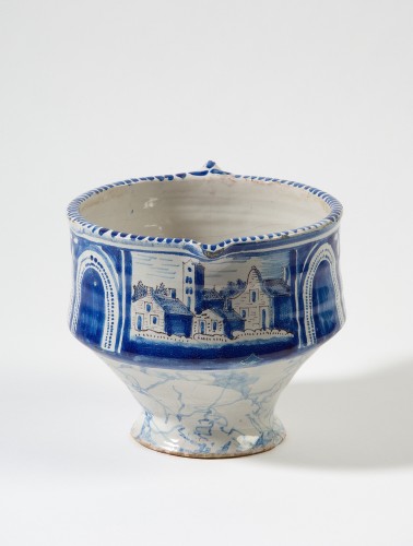 Melkpot met decor van landschap in blauw met paarse trek