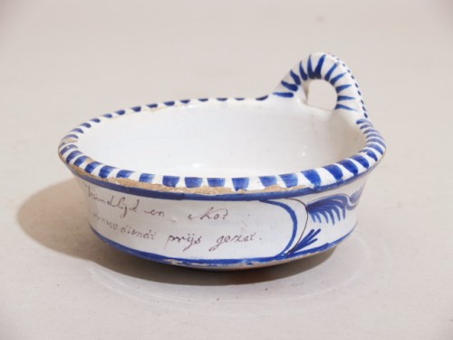 Melkpot met blauw met paarse trek, decor van floraal motief