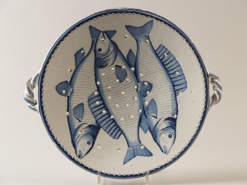Vergiet met blauwwit decor van 3 vissen